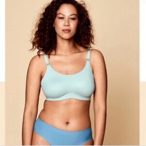 Knix Evolution Bra in Ocean Mist Blue Heaven Size 4 fits C32-34 & D 32-34